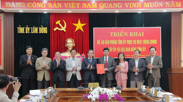 Đồng chí Nguyễn Xuân Tiến – UVTW Đảng, Bí thư Tỉnh ủy trao đề án cho chánh văn phòng tỉnh ủy để triển khai thực hiện