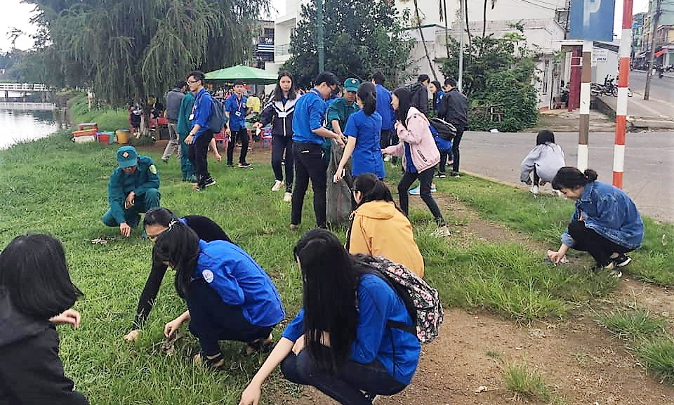 Tuổi trẻ Bảo Lộc dọn vệ sinh, thu gom rác tại hồ Đồng Nai