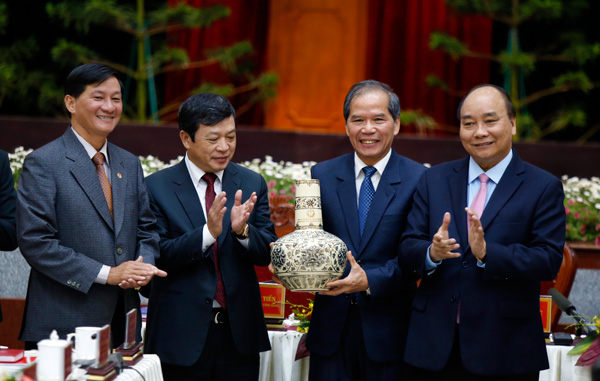 Thủ tướng Chính phủ Nguyễn Xuân Phúc tặng quà lưu niệm cho lãnh đạo Tỉnh ủy, UBND tỉnh Lâm Đồng
