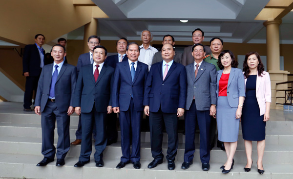 Thủ tướng Chính phủ chụp hình lưu niệm với lãnh đạo tỉnh Lâm Đồng