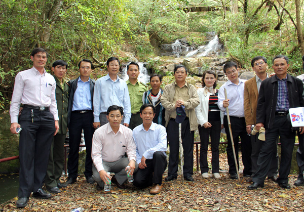 Chủ tịch UBND tỉnh Lâm Đồng Đoàn Văn Việt cùng lãnh đạo nhiều sở, đơn vị khảo sát tuyến DLST tại VQG. Ảnh: M.Đạo
