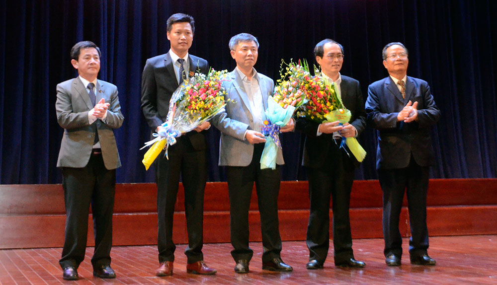 Phó Chủ tịch UBND tỉnh Phan Văn Đa và Nhà giáo ưu tú Nguyễn Xuân Ngọc - Chủ tịch Hội Khuyến học tỉnh tặng hoa cho các nhà tài trợ