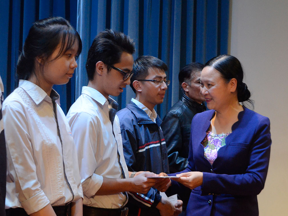 Bà Đàm Thị Kinh – Giám đốc Sở GDĐT trao học bổng cho học sinh đạt điểm cao trong kỳ xét tuyển sinh đại học, cao đẳng năm 2018