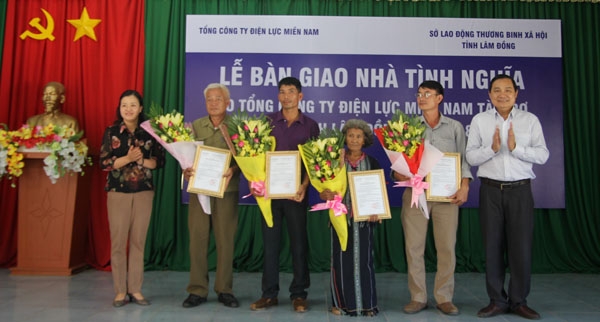 Ông Nguyễn Văn Hợp thăm và tặng quà cho già làng có uy tín trên địa bàn xã Đạ Long