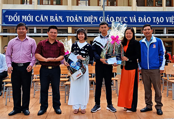 Ban tổ chức trao giải nhất, nhì và ba (tuần 4, vòng 1) cho các học sinh trường THPT Bảo Lộc