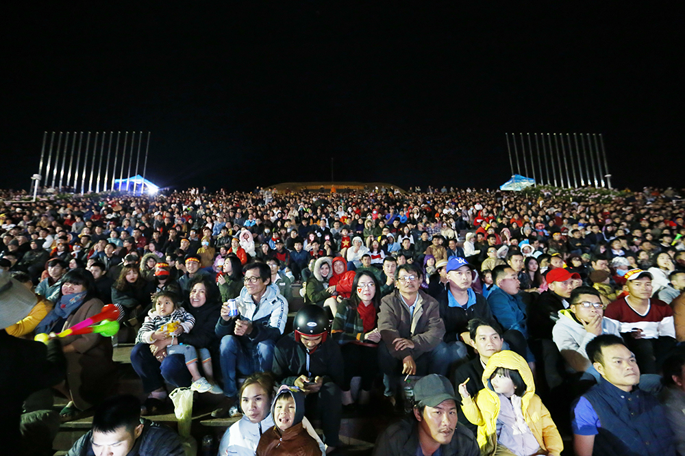 Có khoảng gần 5.000 khán giả tới quảng trường Lâm Viên để cổ vũ cho đội tuyển Việt Nam chiến thắng tối nay. Ảnh: C.PHONG
