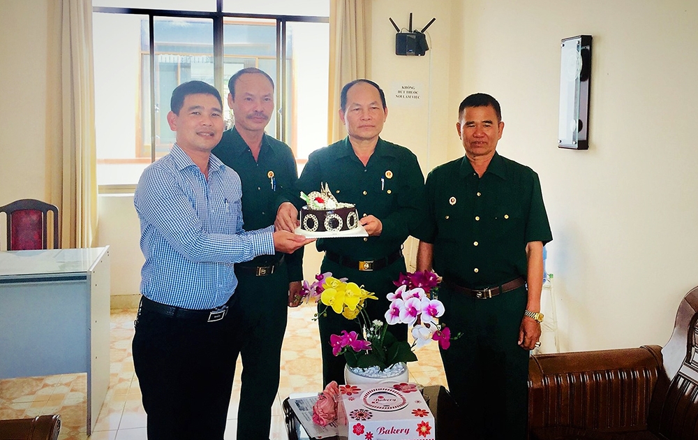 Căt bánh sinh nhật mừng 29 năm thành lập Hội CCB Việt Nam
