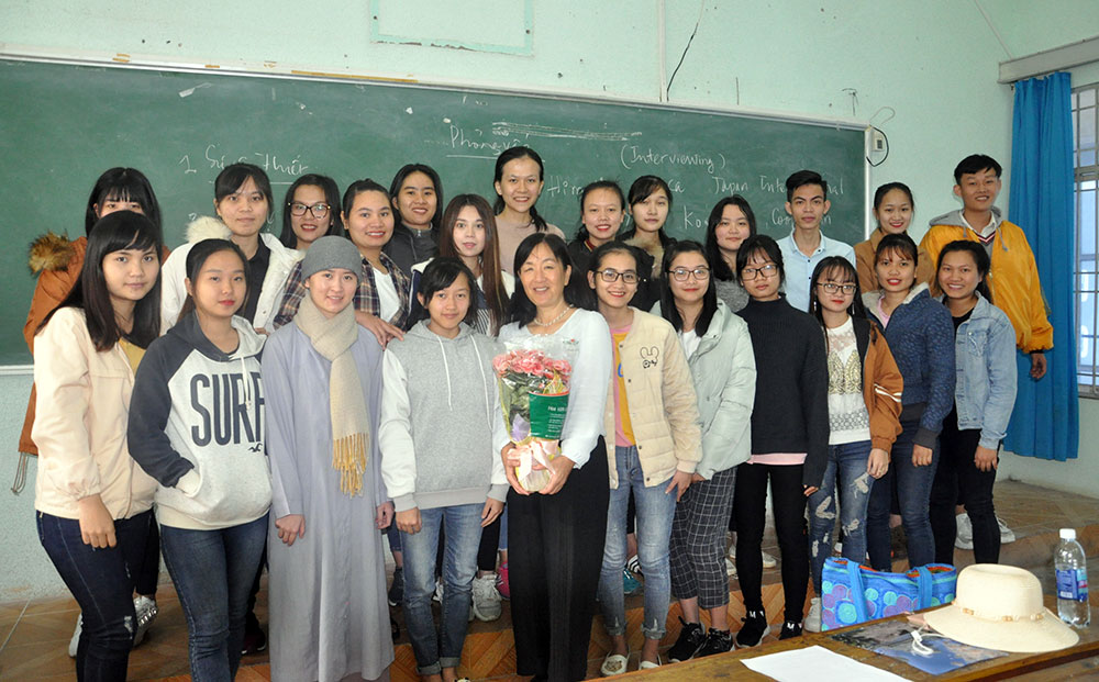 Cô giáo Yumi Koshishu (hàng trước, ôm hoa) cùng các sinh viên trong một lớp học