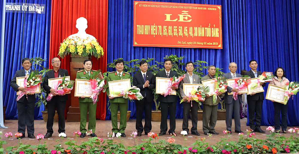 Thành ủy Đà Lạt: Trao huy hiệu Đảng cho 92 đảng viên nhân kỷ niệm 89 năm ngày thành lập Đảng Cộng sản Việt Nam 3/2/2019
