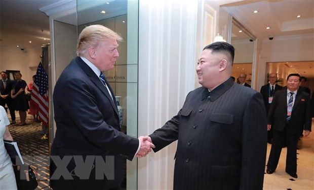 Chủ tịch Triều Tiên Kim Jong-un (phải) và Tổng thống Mỹ Donald Trump tại Hội nghị thượng đỉnh Mỹ-Triều lần thứ hai ở Hà Nội. (Nguồn: AFP/TTXVN)