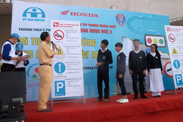 Một cuộc vận động an toàn giao thông cho học sinh trong trường học tại Đà Lạt. Ảnh: G.K