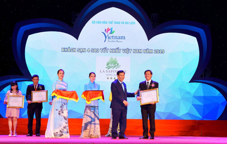 Bộ trưởng Bộ VHTT&DL Nguyễn Ngọc Thiện trao chứng nhận cho Khách sạn La Sapinette Đà Lạt trong hạng mục 