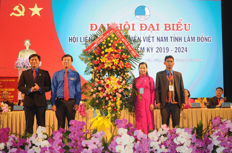Bí thư thứ nhất BCH Trung ương Đoàn, Chủ tịch Hội LHTN Việt Nam Lê Quốc Phong tặng hoa chúc mừng đại hội