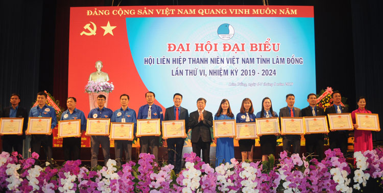 Chủ tịch UBND tỉnh Lâm Đồng tặng Bằng khen cho các tập thể và cá nhân