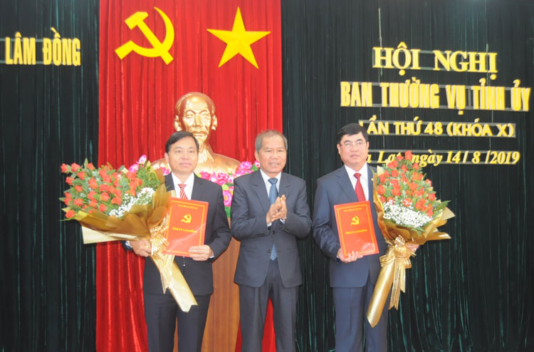 Bí thư Tỉnh ủy Lâm Đồng Nguyễn Xuân Tiến trao Quyết định chuẩn y Ủy viên Ban Thường vụ Tỉnh ủy Lâm Đồng, nhiệm kỳ 2015 - 2020 cho các đồng chí 