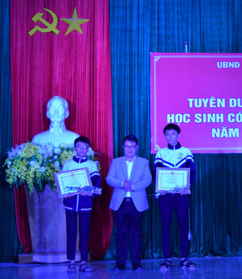 Đồng chí Nguyễn Ngọc Phúc – TUV, Bí thư Huyện ủy Đức Trọng trao Giấy khen cho các em đạt giải quốc gia