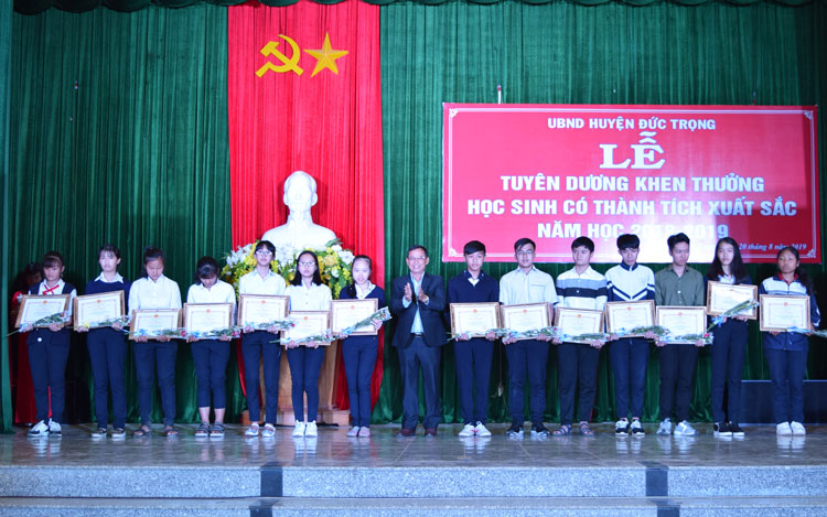 Đồng chí Lê Công Tuấn – Trưởng Ban Dân vận, Chủ tịch UBMTTQ huyện trao Giấy khen cho các em đạt giải nhất cấp tỉnh