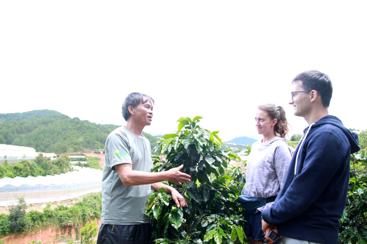 Ông Sơn chia sẻ với du khách những phương pháp canh tác mà nông trại ông đang sản xuất. 