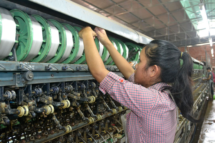 Sản xuất tơ xuất khẩu tại Lâm Đồng. Ảnh: D.Quỳnh