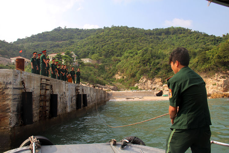 Năm 2018, Bộ Quốc phòng và Bộ Chỉ huy Quân sự tỉnh Hà Tĩnh hỗ trợ đầu tư xây dựng cầu cảng để thuận lợi hơn cho việc lên xuống đảo. Tuy nhiên, việc lên xuống vẫn rất khó khăn, nhất là mùa bão