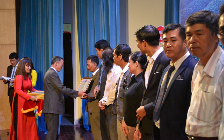 Đồng chí Trần Văn Hiệp trao Bằng khen cho các nông dân SX-KD giỏi