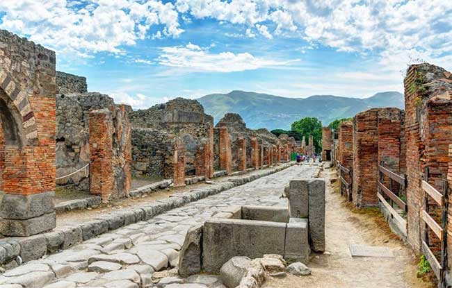 Pompeii là tàn tích một thành bang La Mã bị chôn vùi một phần gần Napoli, Italy, hiện nay nằm trong vùng Campania, thuộc địa giới công xã Pompei. Vào năm 79 CN, núi lửa Vesuvius ở đây phun trào dẫn đến hơn 2.000 người bị chết và cả thành phố cũng bị bao phủ bởi tro tàn. Đến năm 1784, người ta mới phát hiện ra thành cổ này.