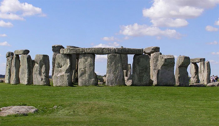 Kỳ quan đá cổ đại Stonehenge nằm ở Wiltshire, nước Anh. Mỗi năm kỳ quan này thu hút hàng triệu du khách đến thăm. Nó được tạo thành bởi 100 khối đá khổng lồ. Sự tiến triển của Stonehenge trong nhiều giai đoạn xây dựng kéo dài trong ít nhất 1500 năm.