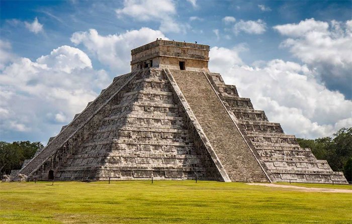 Đây là kim tự tháp Chichen Itza của Mexico. Chichen Itza là một địa điểm khảo cổ thời tiền Colombo do người Maya xây dựng, nằm ở trung tâm phía bắc bán đảo Yucatan. Trong lịch sử, nó đã nằm trên bán đảo Yucatan của người Maya gần một ngàn năm.