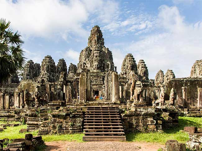 Nằm ở Campuchia, Angkor có diện tích khoảng 1.036 km2. Từ thế kỷ AD 9 -15, nó luôn là thủ đô của đế chế Khmer. Vào thế kỷ 12, hình ảnh của nó còn xuất hiện trên quốc kỳ của triều đình.