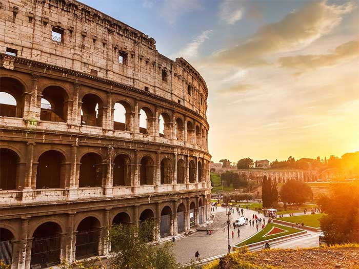 Vào năm AD 70 – 72 (AD là năm của Chúa hay Kỉ nguyên Kitô), Hoàng đế Vespasian đã xây dựng đấu trường này tại thành phố Roma làm nơi vui chơi giải trí cho người dân.