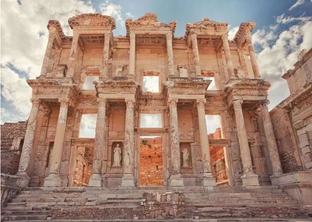 Thành phố Ephesus của Thổ Nhĩ Kỳ từng là nơi định cư của nhiều đế chế, như Hy Lạp, Ba Tư, La Mã, Byzantine và Ottoman. Vào thế kỷ thứ 2 sau CN, dân số ở đây lên đến 300.000 người.