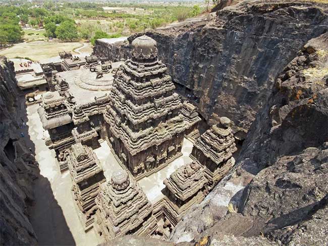 Tại Maharashtra, Ấn Độ bao gồm 34 đền thờ và tu viện được xây dựng trên một vách đá, nó do rất nhiều huyệt động tạo thành. Nơi đây được xây dựng từ năm 600 – 1000 sau CN có mục đích để bày tỏ lòng tôn kính đối với Phật giáo, Ấn độ giáo, Jaina giáo.