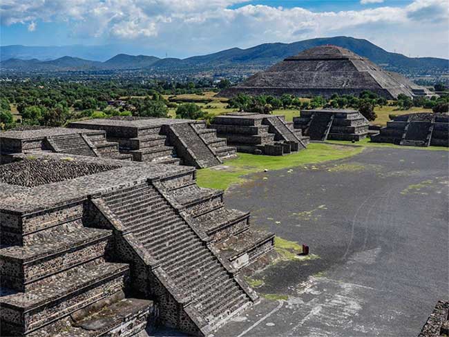 Thành phố linh thiêng Teotihuacán có nhiều công trình khổng lồ như đền Quetzalcoatl, kim tự tháp Mặt Trăng và Mặt Trời. Tên của thành phố này có nghĩa là “nơi các vị thần ra đời