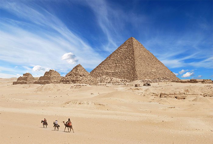 Kỳ quan này nằm tại phía Bắc của Ai Cập, bao gồm Khufu, Khafre và Menkaure dọc theo bờ sông Nile. Đây cũng là tên của ba vị thần. Kỳ quan của thế giới cổ đại này được xây dựng vào khoảng năm 2575-2454 trước Công Nguyên.