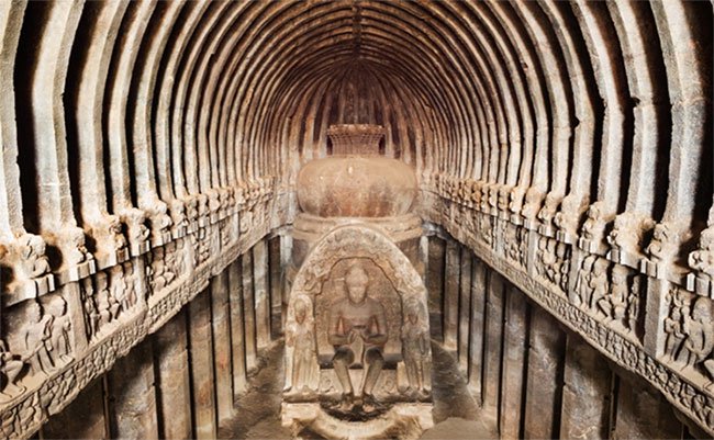 Hang Ajanta nằm ở bang Maharashtra, Ấn Độ. Nó bao gồm có 29 hang động, trong đó 5 hang là đền và 24 hang là tu viện.