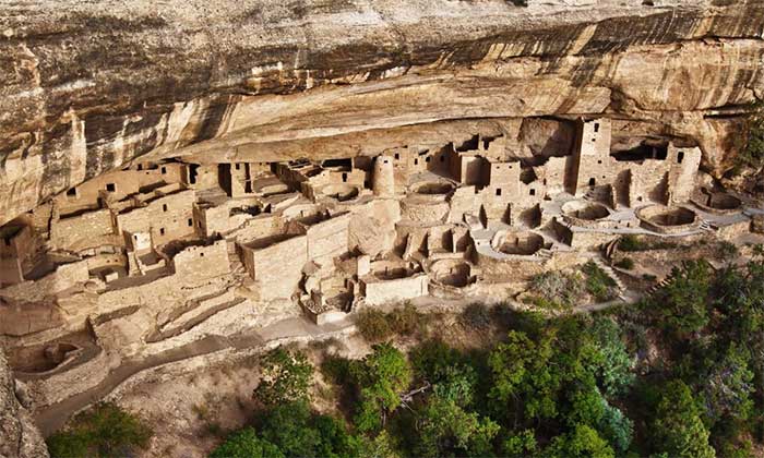 Ngôi làng này nằm dưới vách đá ở công viên quốc gia Mesa Verde, Colorado, Mỹ. Đây từng là nơi sinh sống của người da đỏ.