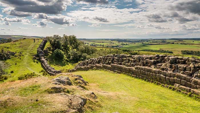 Tường thành Hadrian là công trình La Mã lớn nhất ở Anh. Nó có chiều dài 130 dặm Anh, chỗ cao nhất là 6 mét. Nó do 15.000 người xây dựng trong 6 năm mà thành.