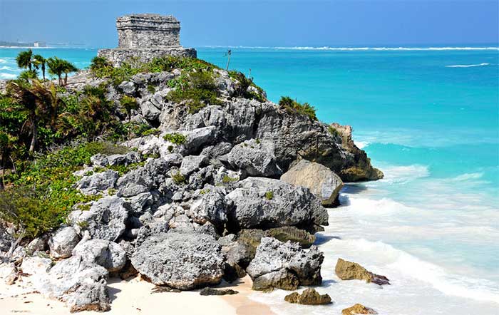 Tulum nằm tại Yucatán, Mexico, ngoài bãi biển xinh đẹp nơi đây còn có các di tích cổ của người Maya được xây dựng từ năm 564 sau Công Nguyên. Tulum theo tiếng của người Yucatec có nghĩa là “tường thành
