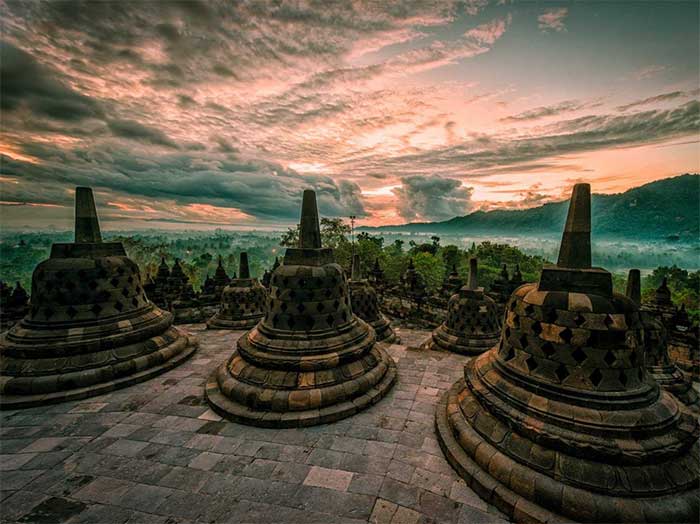 Ngôi đền nằm ở giữa đảo Java, Indonexia. Đền Phật giáo Borobudur được xây dựng vào thế kỷ AD 8-9, tòa nhà ba tầng bao gồm 72 pho tượng.