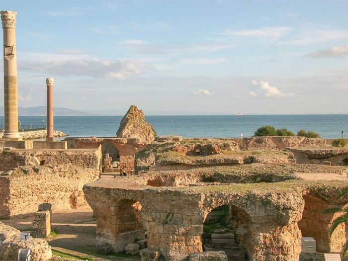 Tọa lạc tại Tunis, Carthage đã được hình thành vào thế kỷ thứ 9 trước Công nguyên. Nó là một đế chế trung tâm thương mại. Nhưng vào năm 146 trước Công nguyên, do những cuộc xâm lược La Mã nên nó đã bị phá hủy. Sau đó, một Carthage mới được xây dựng trên nền thành phố cũ.