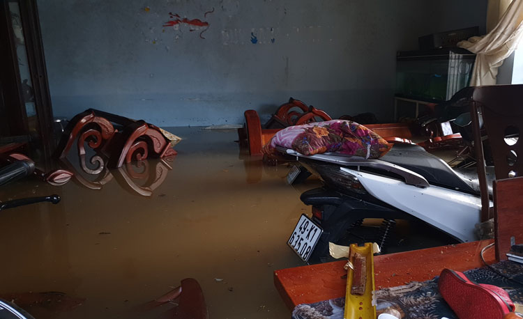 Tài Sản của người dân trên đường Lê Văn Tám bị nước nhấn chìm
