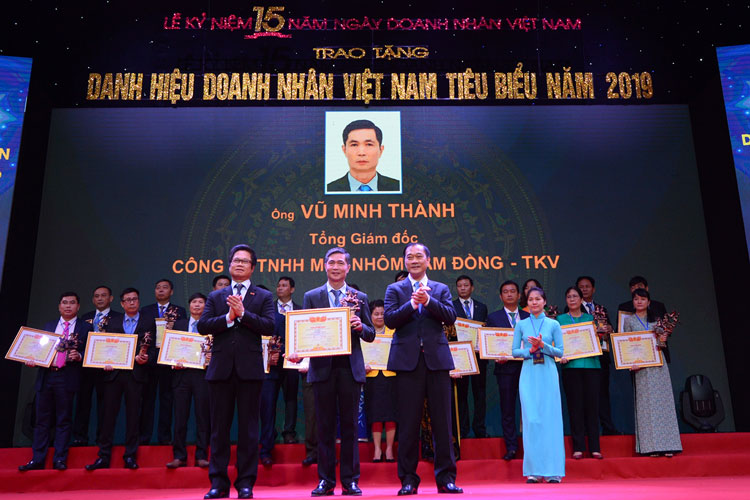 Ông Vũ Minh Thành -  Tổng Giám đốc Công ty TNHH MTV Nhôm Lâm Đồng nhận danh hiệu “Doanh nhân Việt Nam tiêu biểu năm 2019 - Cúp Thánh Gióng”