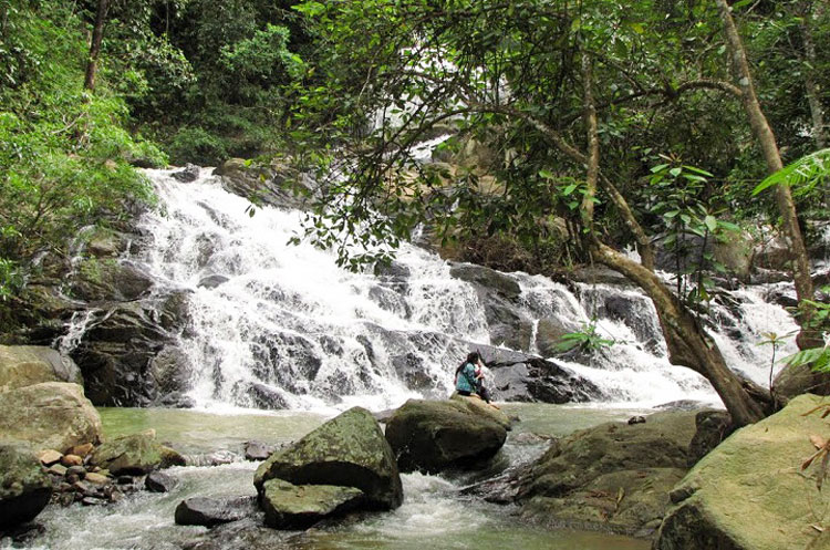 Thác Liliang có phong cảnh thiên nhiên rừng núi hoang dã, trong lành. Trong khu vực có gần 27 ha quy hoạch rừng sản xuất