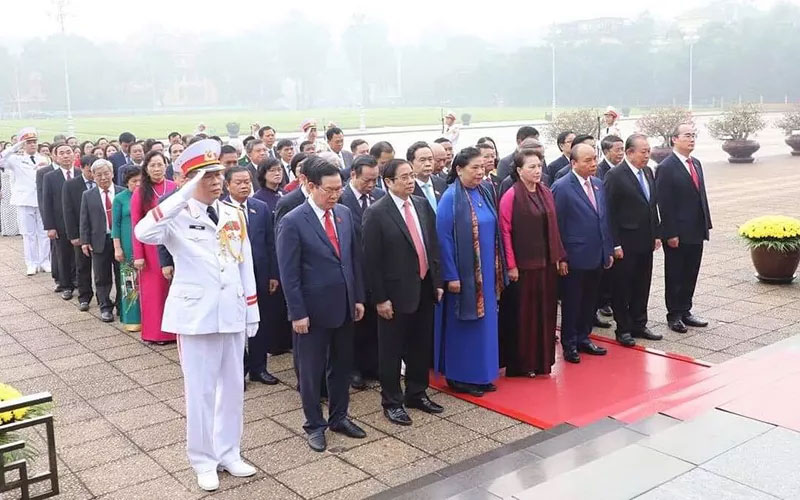 Lãnh đạo Đảng, Nhà nước và các đại biểu Quốc hội đặt vòng hoa và vào Lăng viếng Chủ tịch Hồ Chí Minh