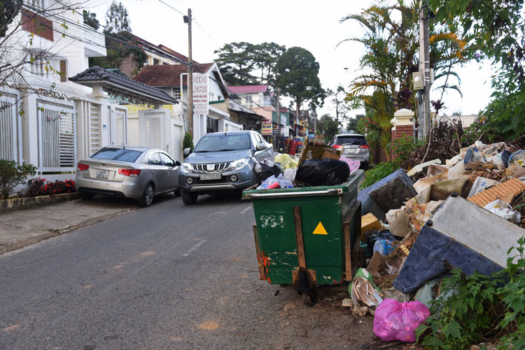 Thùng rác đặt lấn chiếm lề đường gây cản trở giao thông