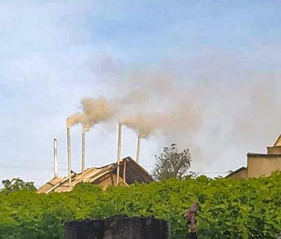 Hình ảnh lò than tự phát hoạt động xả khói ra môi trường, người dân chụp 6h sáng ngày 20/10.
