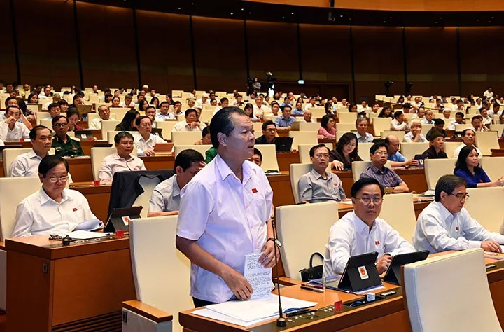 Đại biểu Quốc hội tỉnh Cà Mau phát biểu ý kiến thảo luận tại hội trường