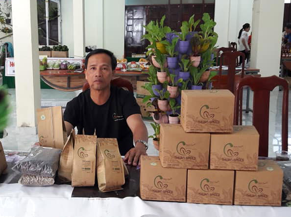 Anh Trịnh Tấn Vinh đưa cà phê tham gia hội chợ nông sản Đà Lạt. Ảnh: D.Quỳnh