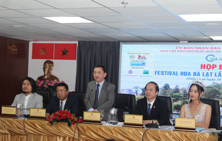 Phó Chủ tịch UBND tỉnh Lâm Đồng, Phó Ban chỉ đạo Festival Hoa Đà Lạt lần thứ VIII phát biểu tại buổi họp báo