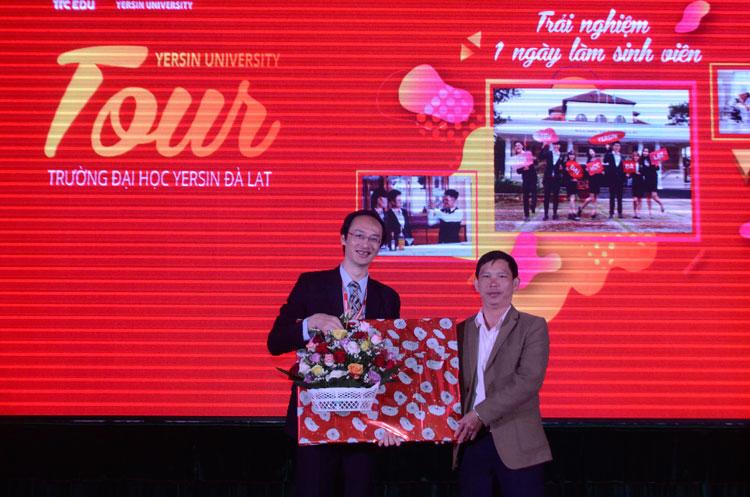 Đại diện Trường THPT Lang Biang tặng quà lưu niệm cho Trường Đại học Yersin Đà Lạt
